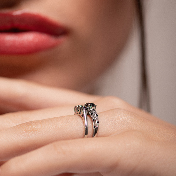 Anillo de Diamante Negro y espinela negra