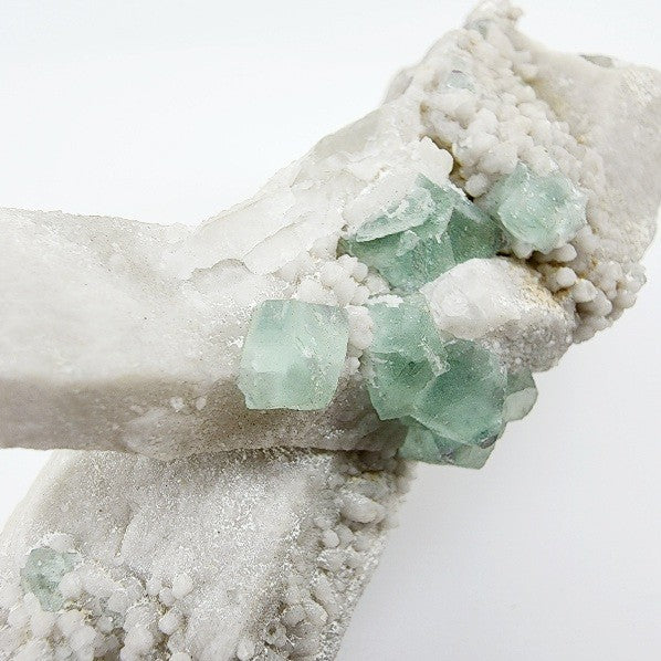 Fluorita Octaédrica sobre punta de Cuarzo