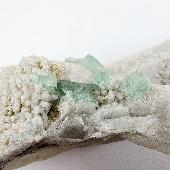 Fluorita Octaédrica sobre punta de Cuarzo