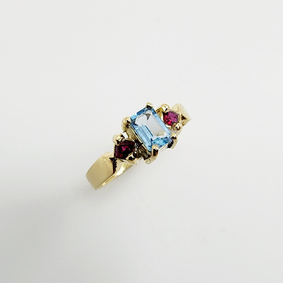 Anillo de Topacio Azul y Rubí en oro 18 k