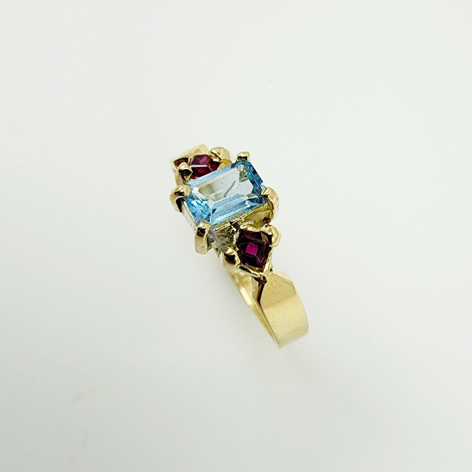 Anillo de Topacio Azul y Rubí en oro 18 k