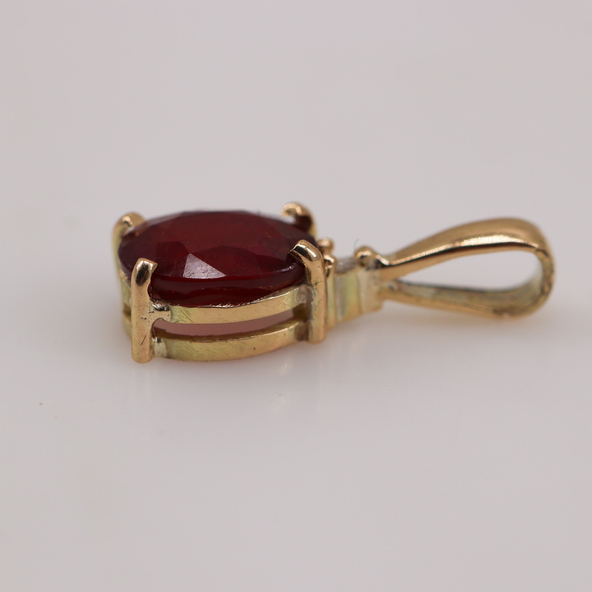 Dije de Rubí y diamante en oro 18k