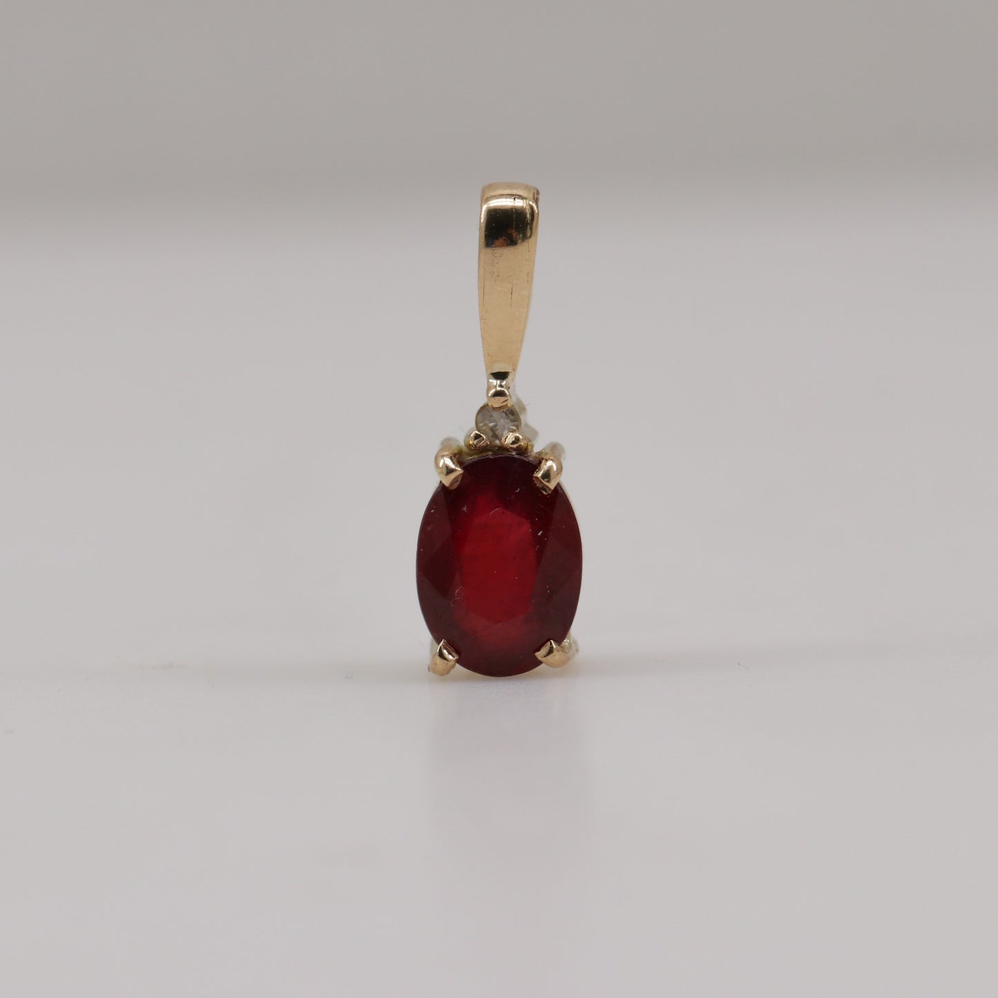 Dije de Rubí y diamante en oro 18k