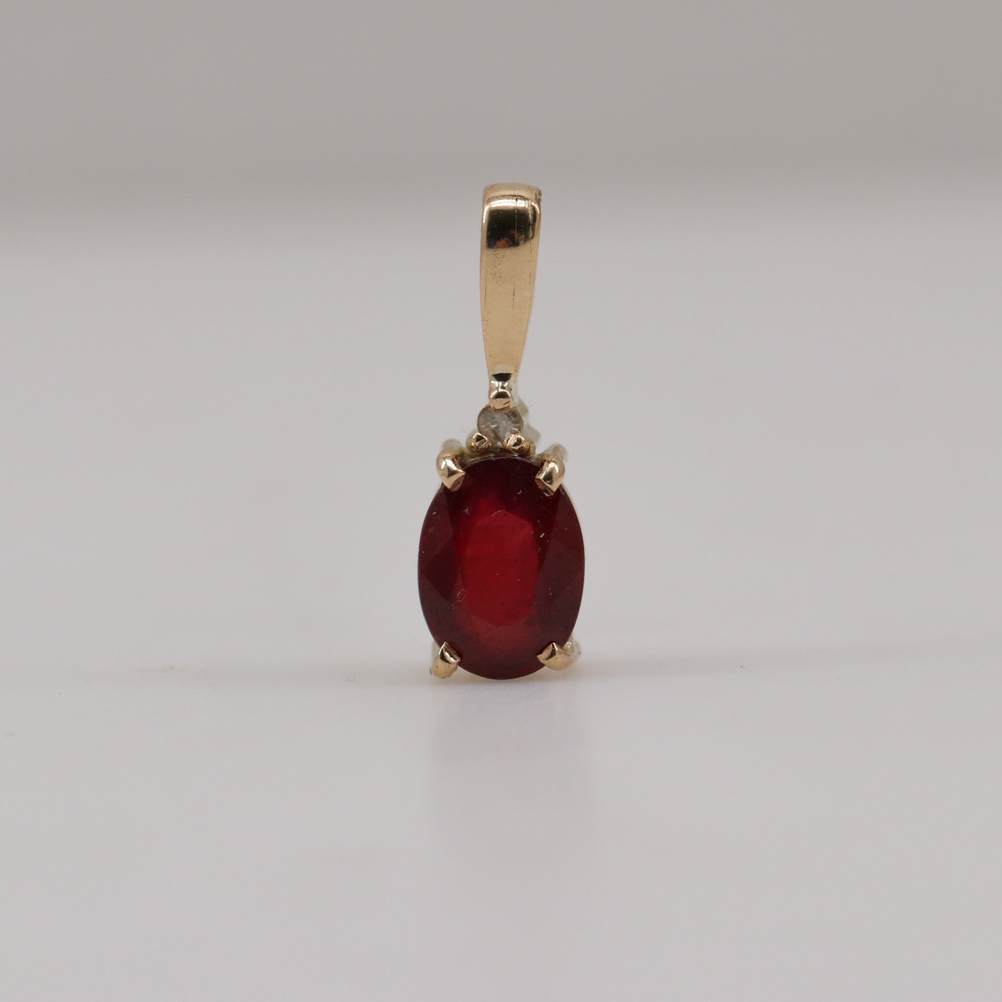 Dije de Rubí y diamante en oro 18k