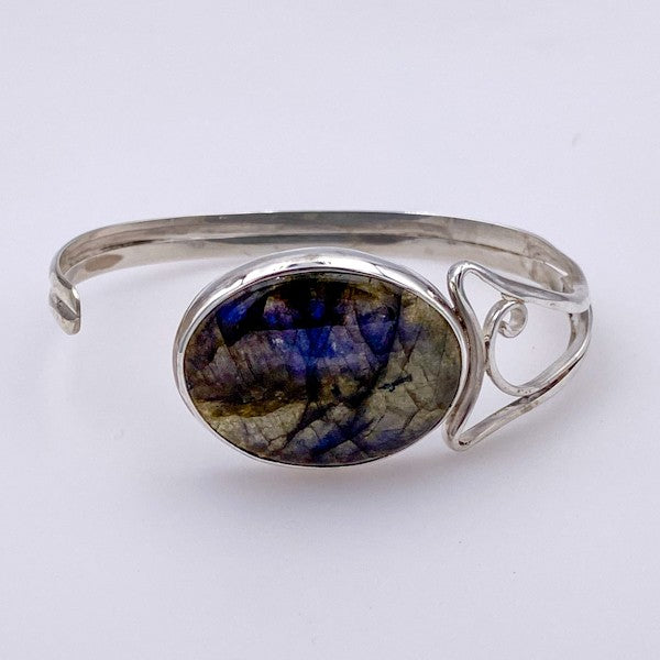 Brazalete de plata con piedra labradorita ovalada y detalles artesanales - Rocas & Cristales