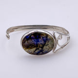 Brazalete de plata con piedra labradorita ovalada y detalles artesanales - Rocas & Cristales