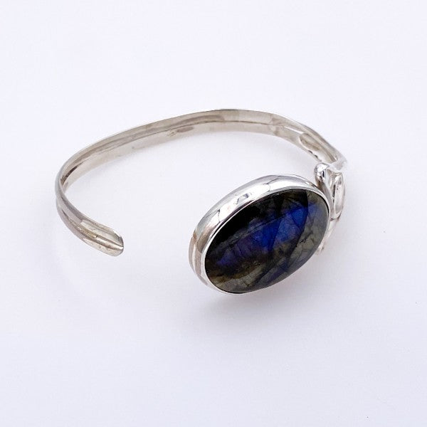 Brazalete de plata con piedra labradorita ovalada, diseño artesanal elegante - Rocas & Cristales