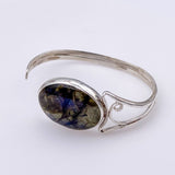 Brazalete de plata con piedra labradorita ovalada y diseño artesanal delicado - Rocas & Cristales
