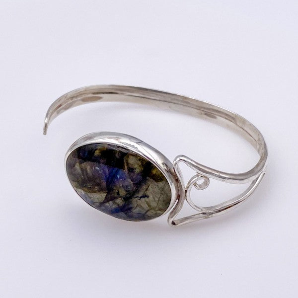 Brazalete de plata con piedra labradorita ovalada y diseño artesanal delicado - Rocas & Cristales