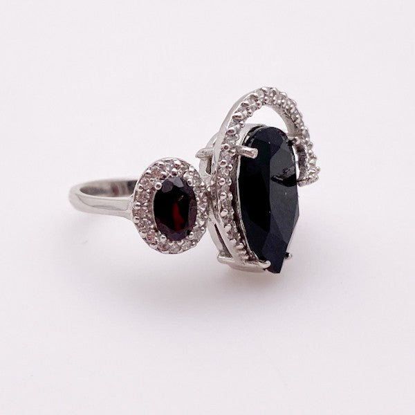 Anillo de Onix, granates y cubic zirconia