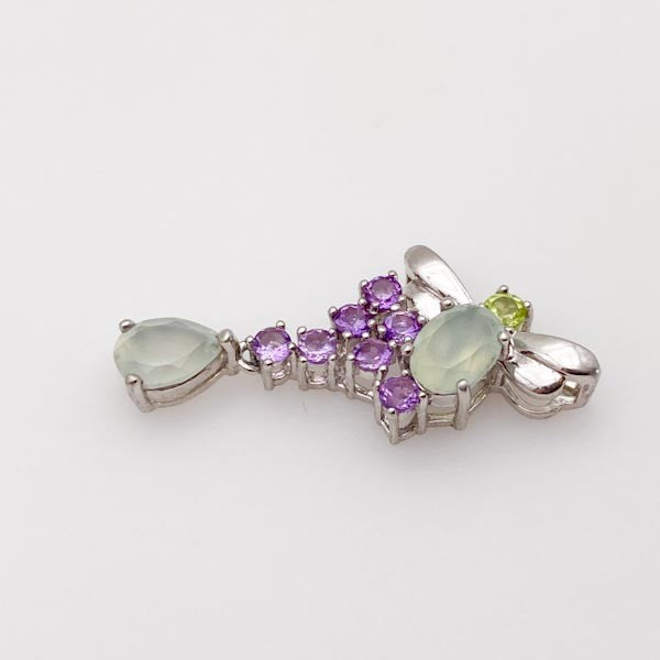 Dije de plata en forma de libélula con gemas naturales moradas, verdes y blancas - Rocas & Cristales