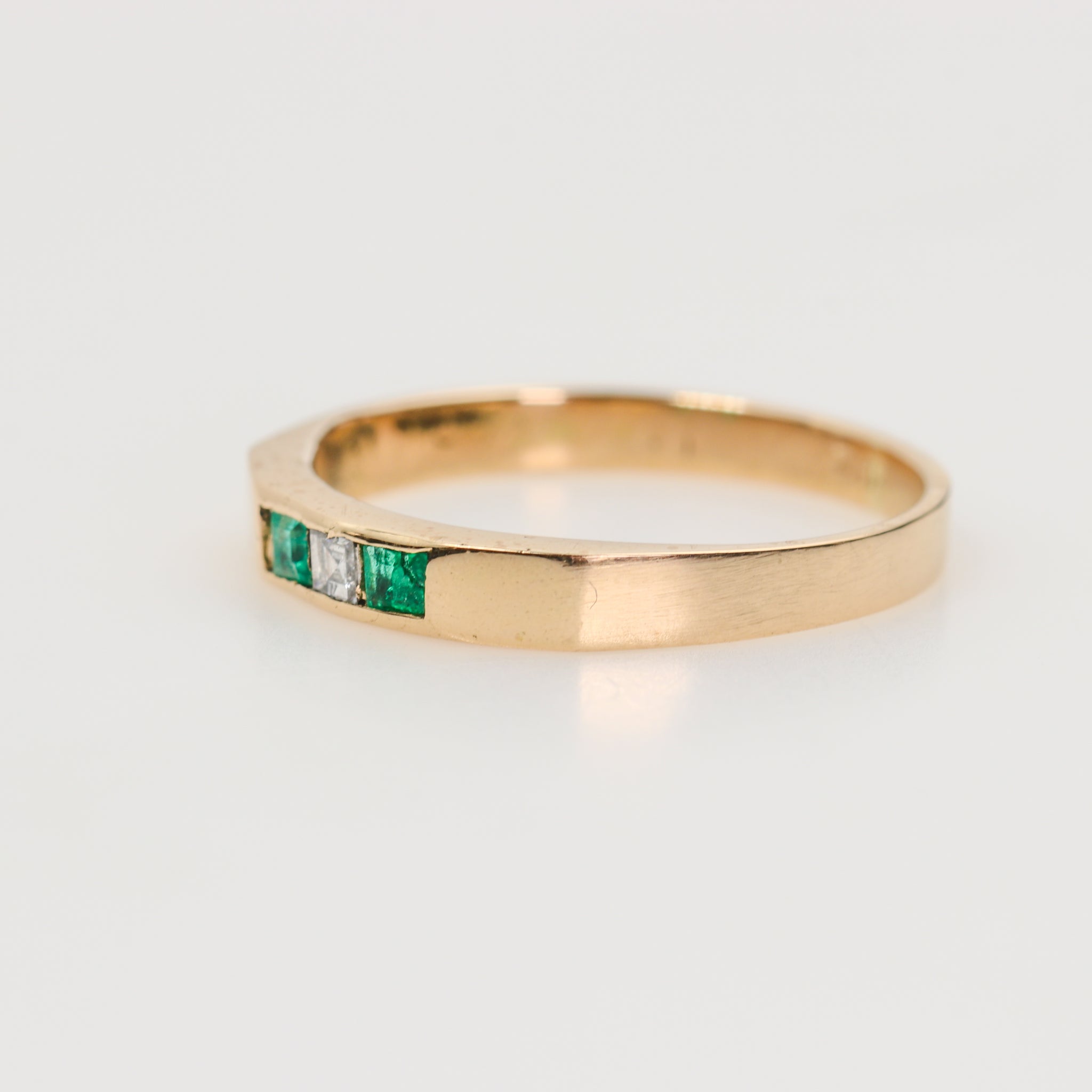 Anillo de Esmeraldas y Diamante en oro 18k