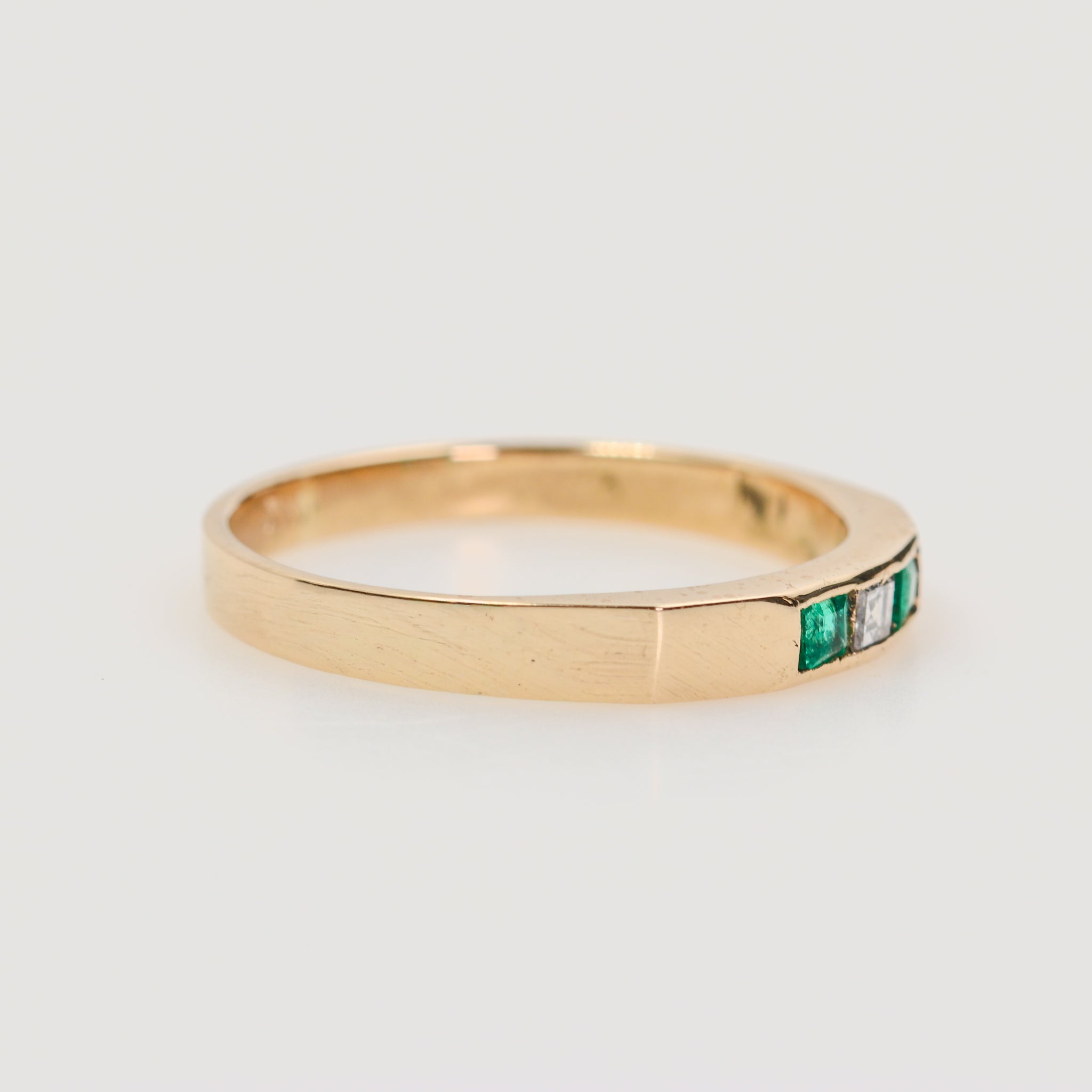 Anillo de Esmeraldas y Diamante en oro 18k