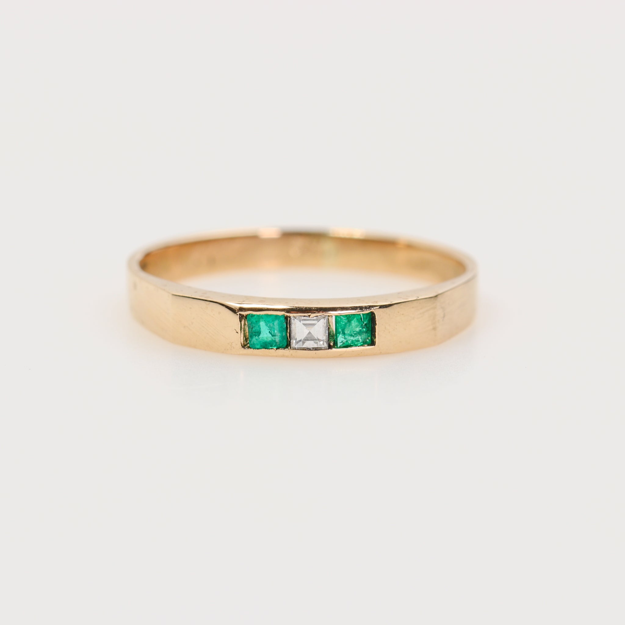 Anillo de Esmeraldas y Diamante en oro 18k