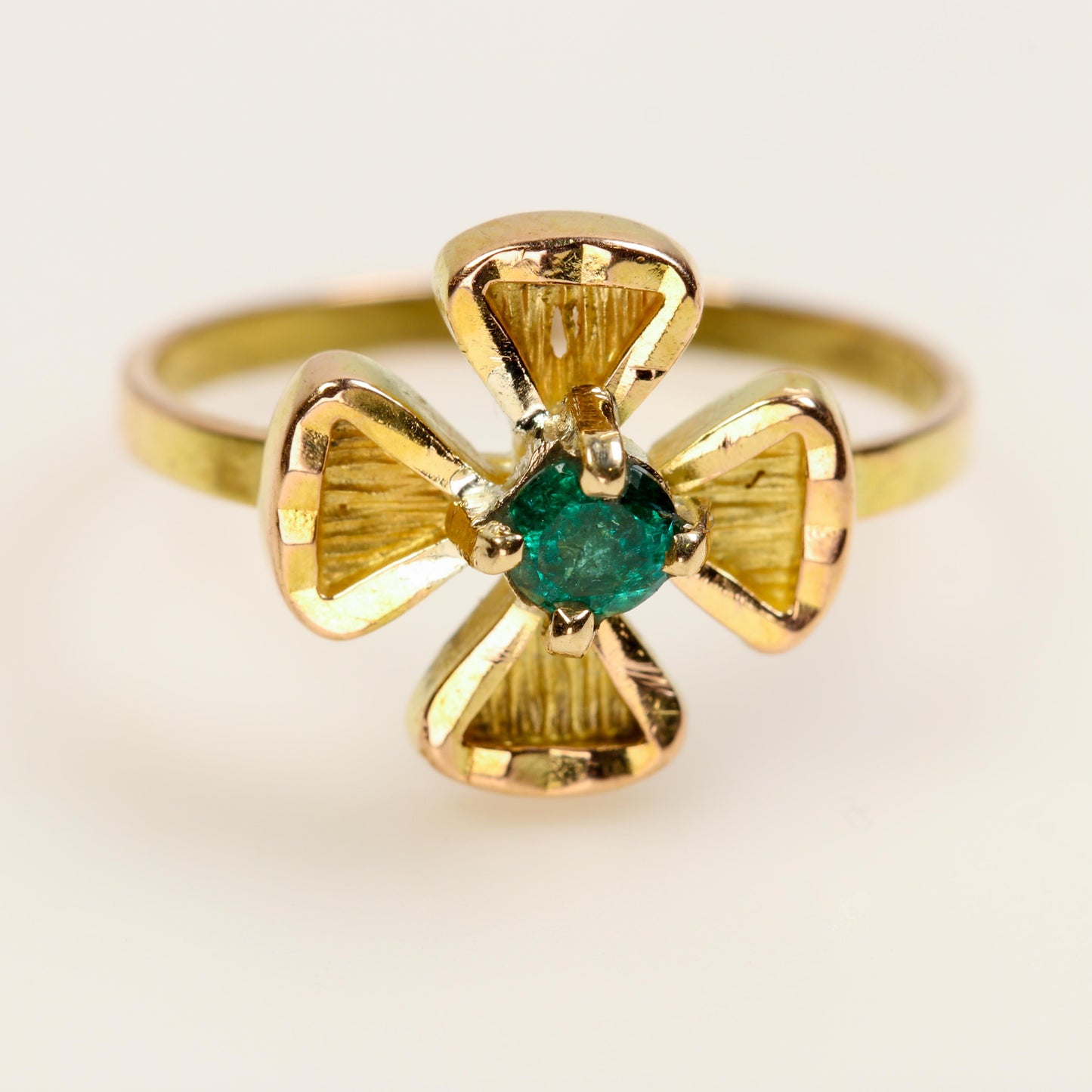 Anillo de esmeralda afrcana en oro 18 k