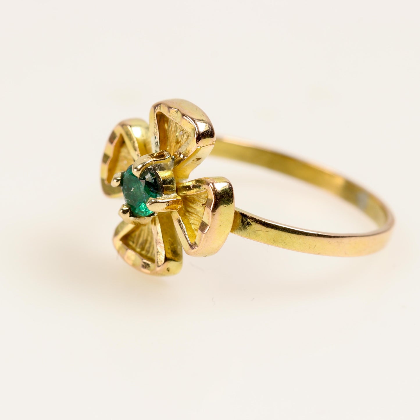anillo de oro 18 k en forma de trebol con esmeralda 
