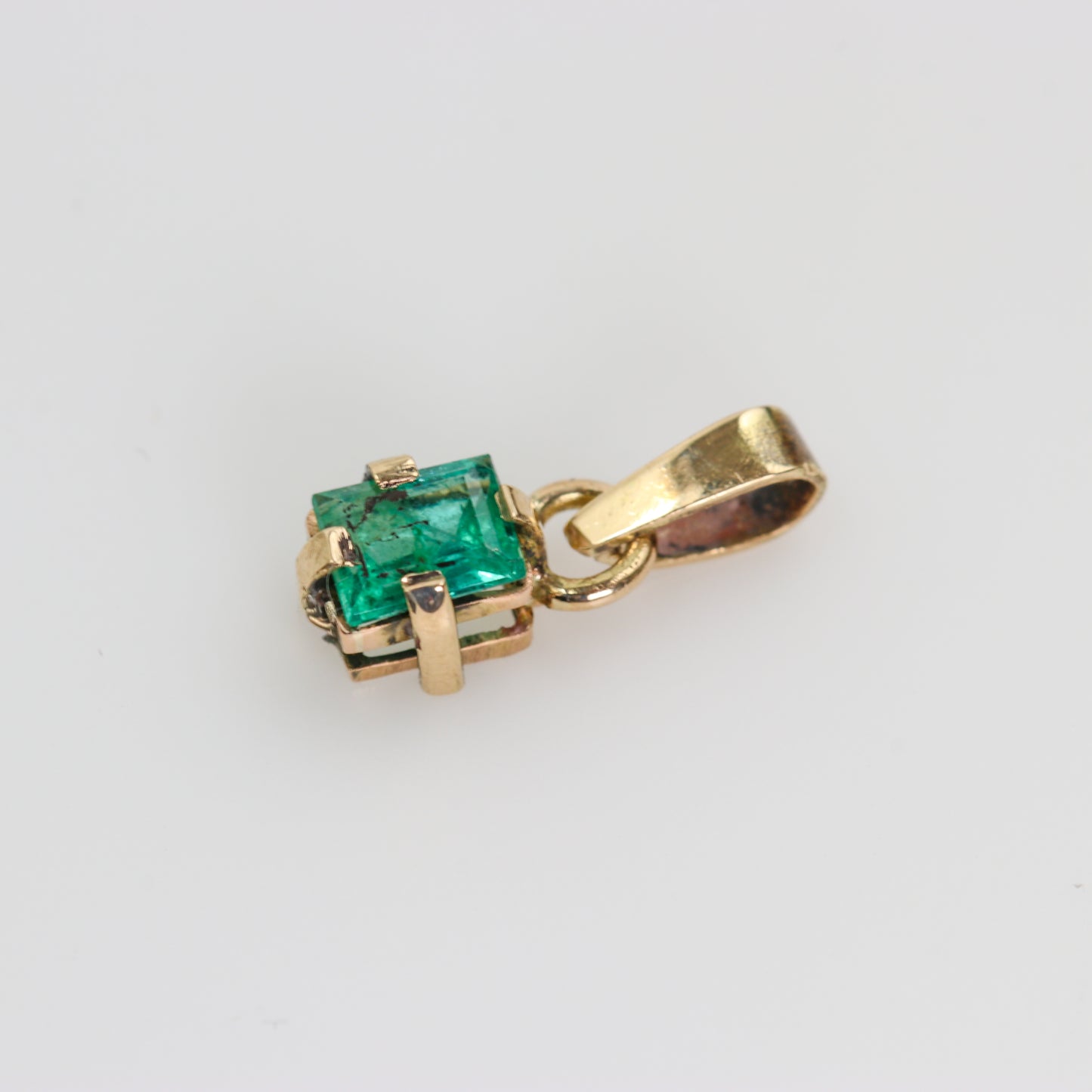 Dije de Esmeralda Facetada 5x4 mm en Oro 18k | Rocas & Cristales