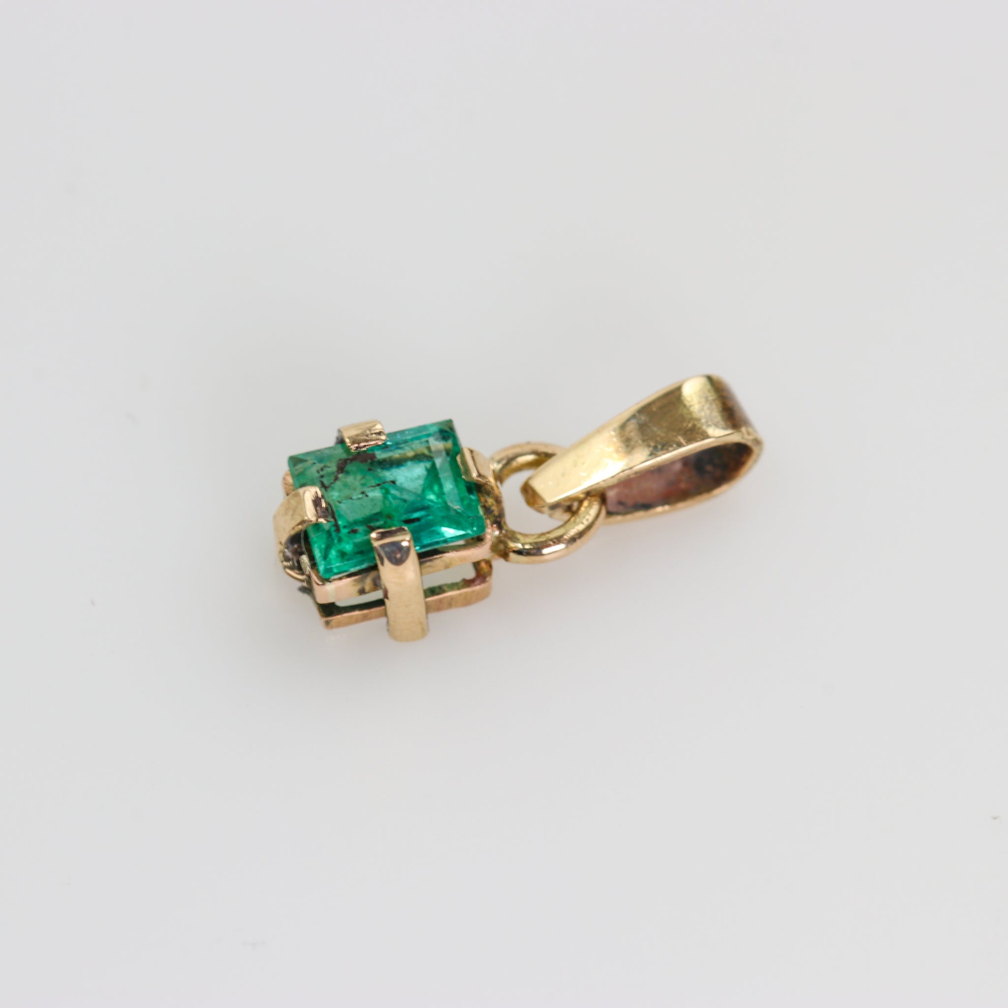 Dije de Esmeralda Facetada 5x4 mm en Oro 18k | Rocas & Cristales