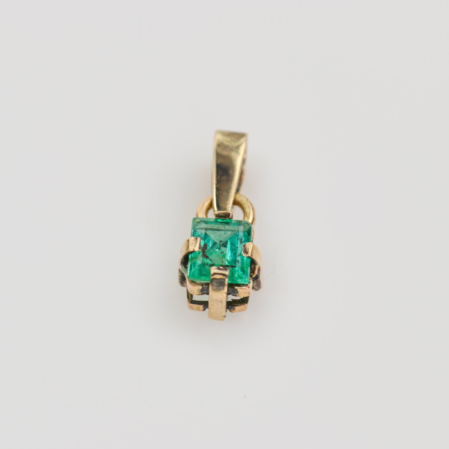Dije de Esmeralda Facetada 5x4 mm en Oro 18k | Rocas & Cristales