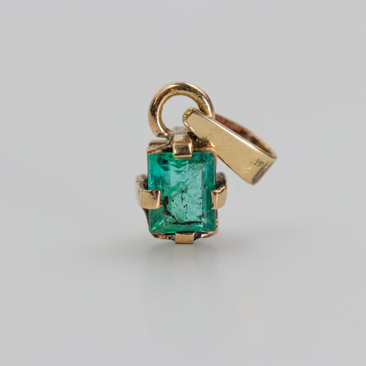 Dije de Esmeralda Facetada 5x4 mm en Oro 18k | Rocas & Cristales