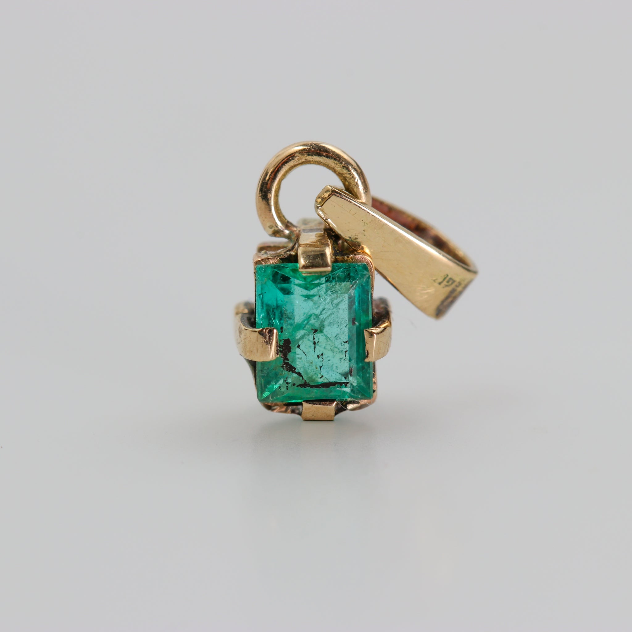 Dije de Esmeralda Facetada 5x4 mm en Oro 18k | Rocas & Cristales