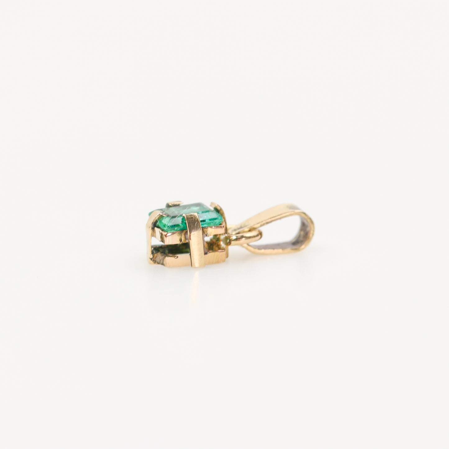 Dije de Esmeralda Facetada 5x4 mm en Oro 18k | Rocas & Cristales