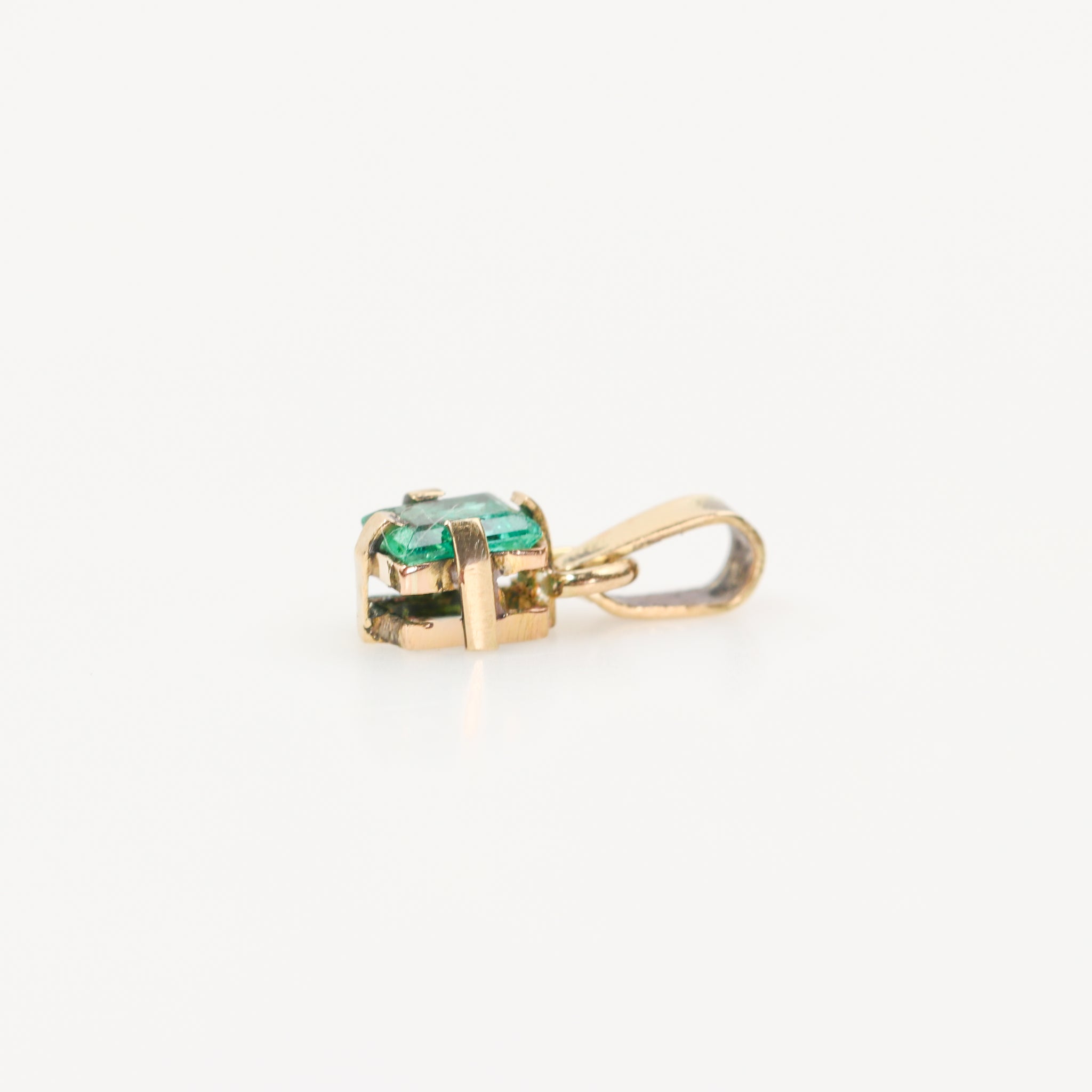 Dije de Esmeralda Facetada 5x4 mm en Oro 18k | Rocas & Cristales