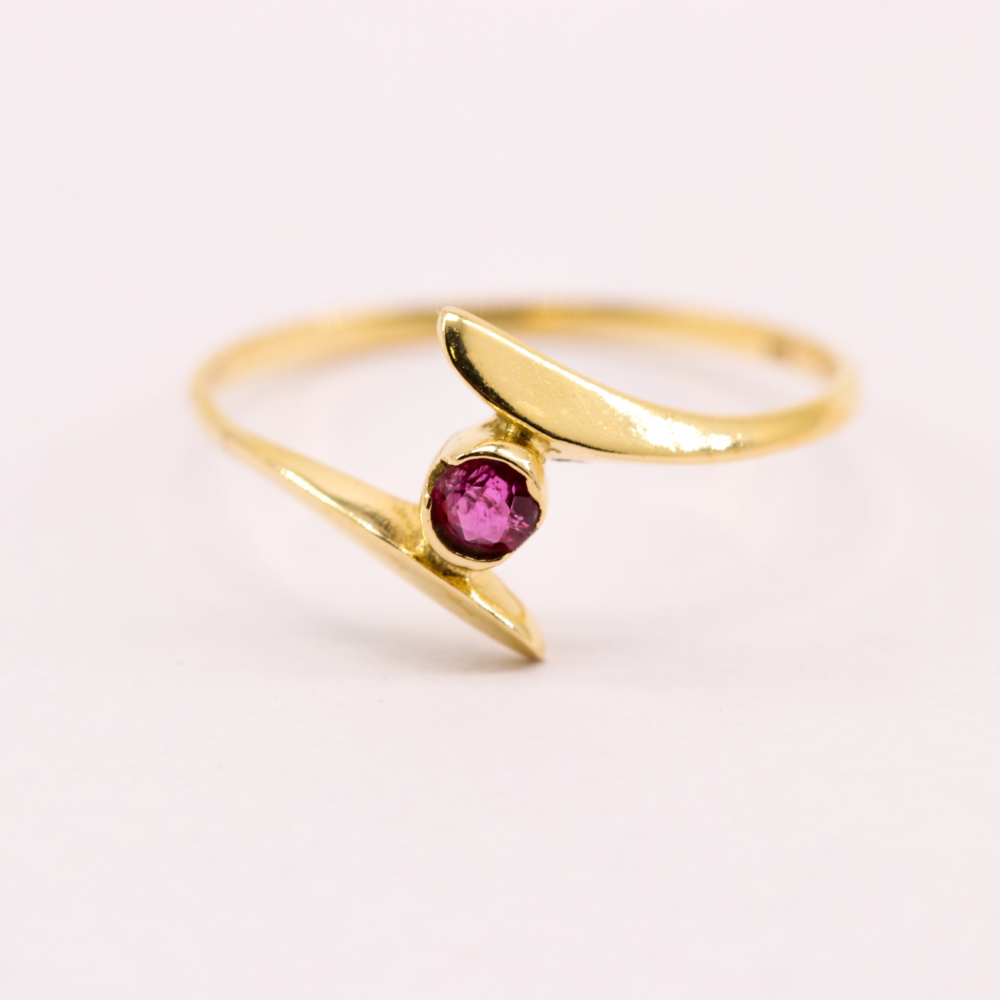Anillo de rubí en oro 18k