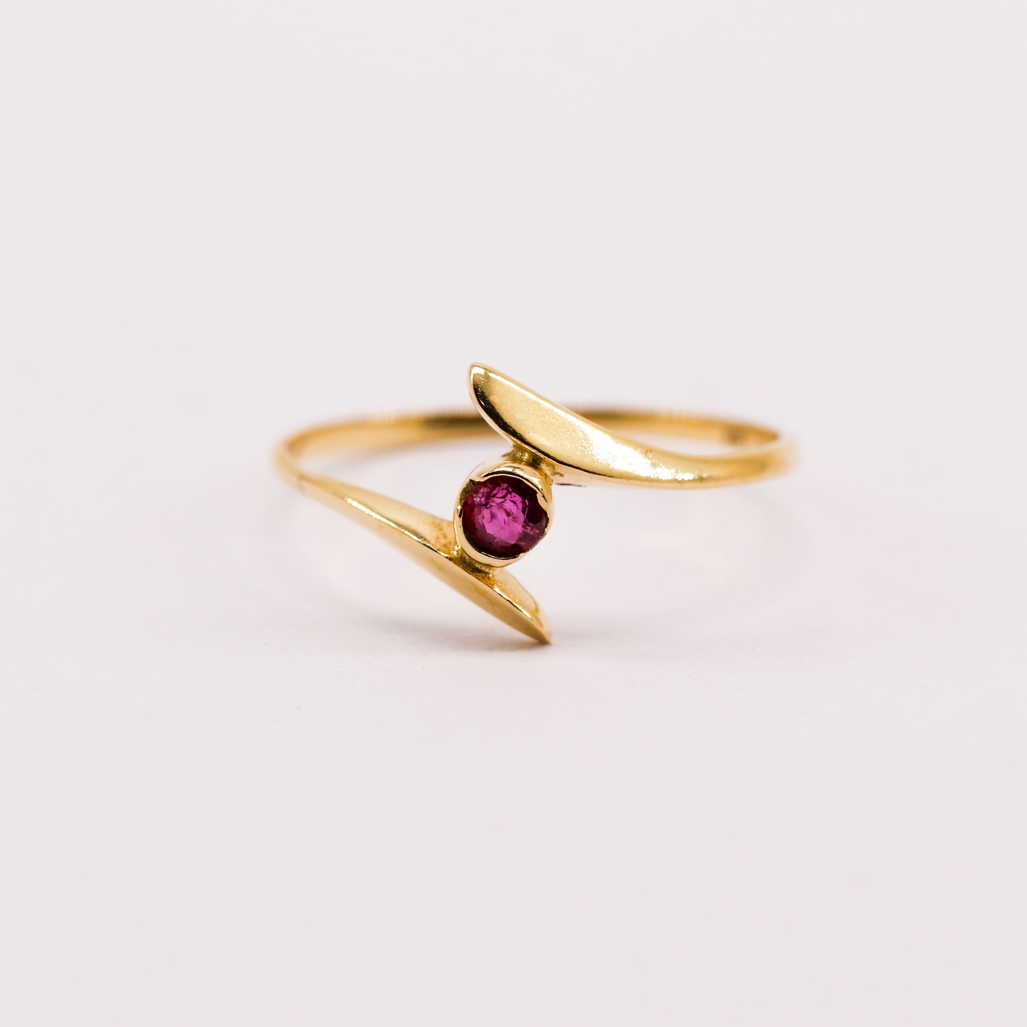 Anillo de rubí en oro 18k