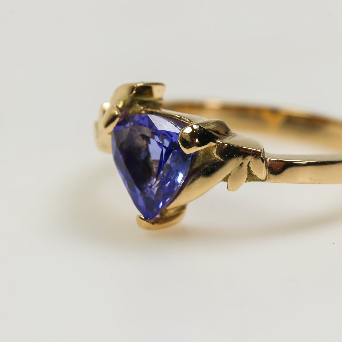 Anillo de Tanzanita en oro 18 k