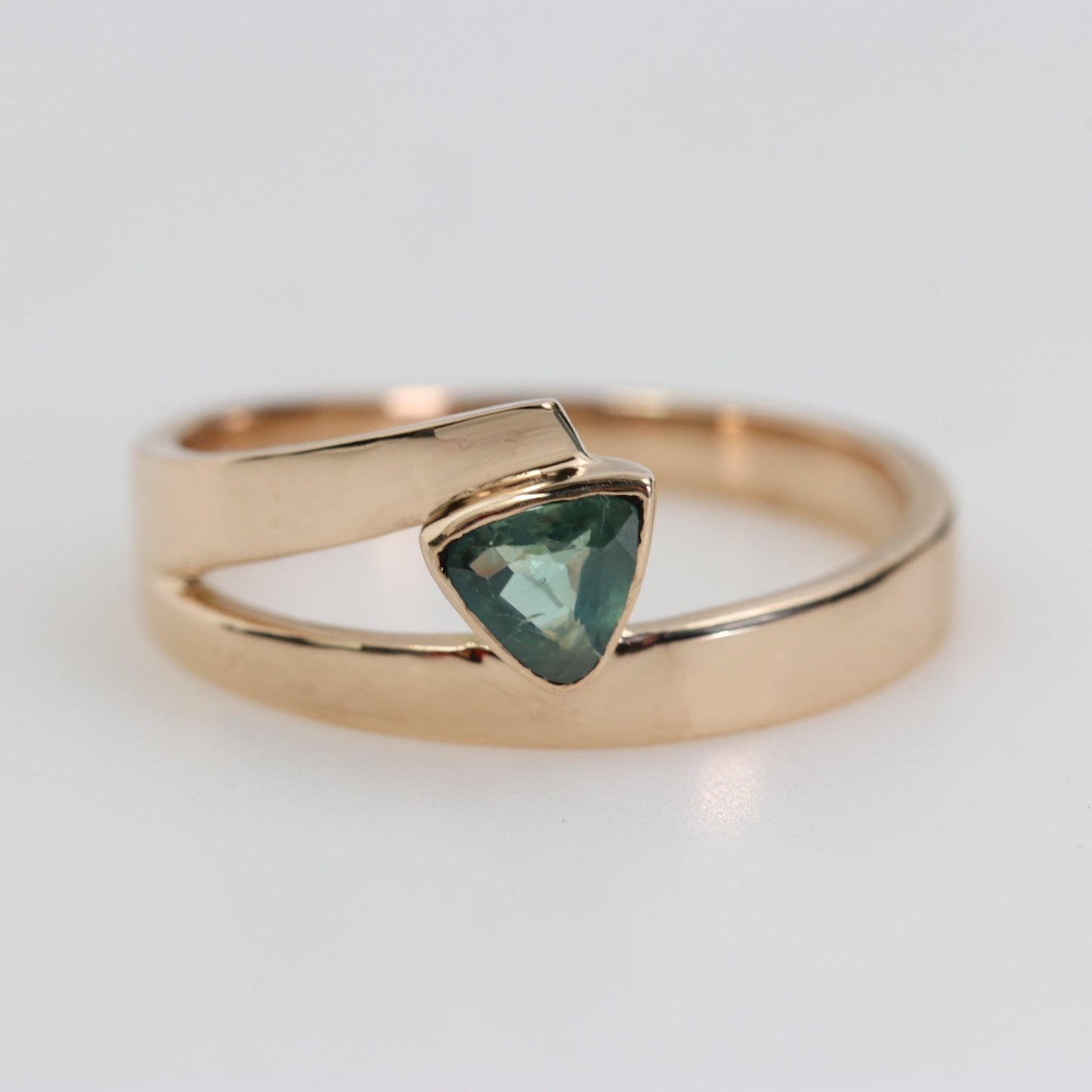Anillo de Alejandrita talla 15 en Oro 18k - Joyería de autor