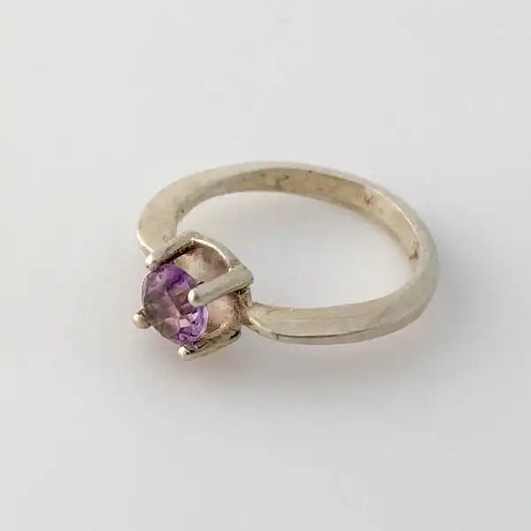 Anillo de Amatista en Plata 925 con corona elevada y gema violeta claro rosáceo - Anillos