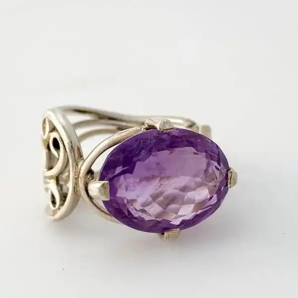 Anillo de Amatista Africana Natural en Plata 950 con montura sencilla resaltando su imponente gema púrpura- Anillos