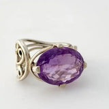 Anillo de Amatista Africana Natural en Plata 950 con montura sencilla resaltando su imponente gema púrpura- Anillos