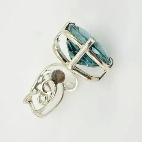 Anillo de Cuarzo Aqua Aura en Plata 950 con detalles de filigrana y engarce de grifas. Vista trasera - Anillos