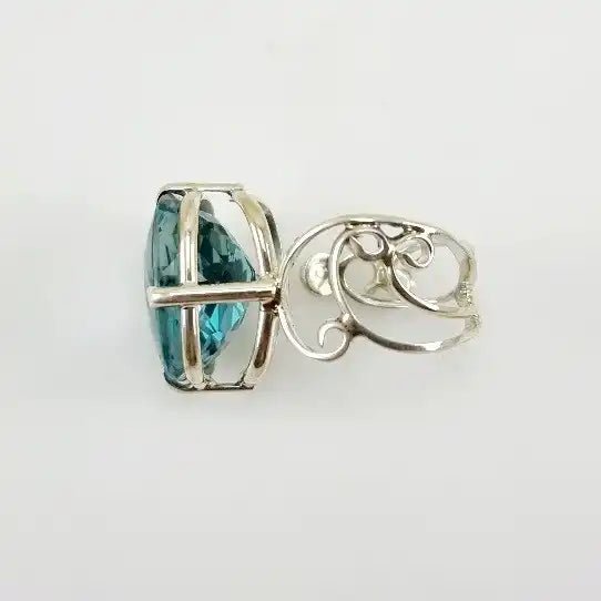 Anillo de Cuarzo Aqua Aura en Plata 950 con detalles de filigrana y engarce de grifas. Vista lateral - Anillos