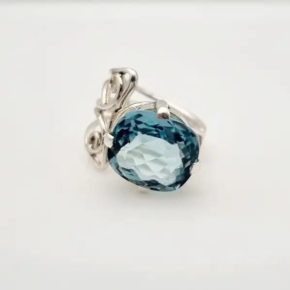 Anillo de Cuarzo Aqua Aura en Plata 950  Nº 21 vista frontal sobre fondo neutro - Anillos