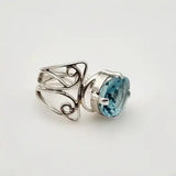 Anillo de Cuarzo Aqua Aura en Plata 950 detalle de la filigrana y engarce de grifas - Anillos