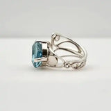 Anillo de Cuarzo Aqua Aura en Plata 950 luciendo elegante vista lateral- Anillos