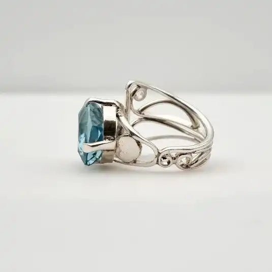 Anillo de Cuarzo Aqua Aura en Plata 950 luciendo elegante vista lateral- Anillos