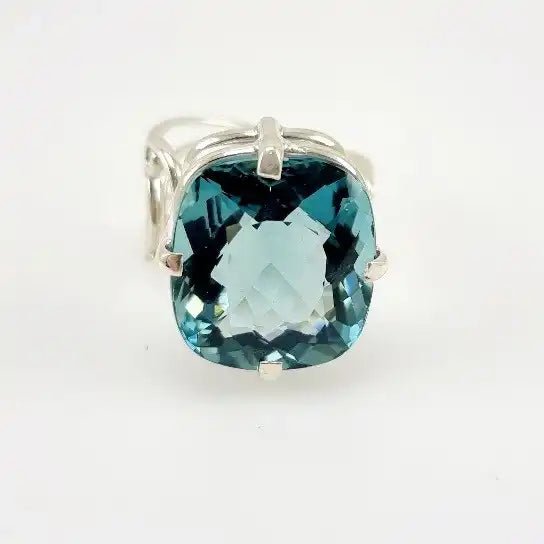Anillo de Cuarzo Aqua Aura en Plata 950 con detalles de filigrana y engarce de grifas - Anillos