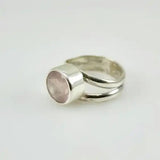 Anillo de Cuarzo Rosa en Plata 950 detalle del facetado circular de la piedra - Anillos