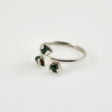 Anillo de Esmeralda en Plata 925 detalle del engaste en plata y el viso azulado de la piedra - Anillos