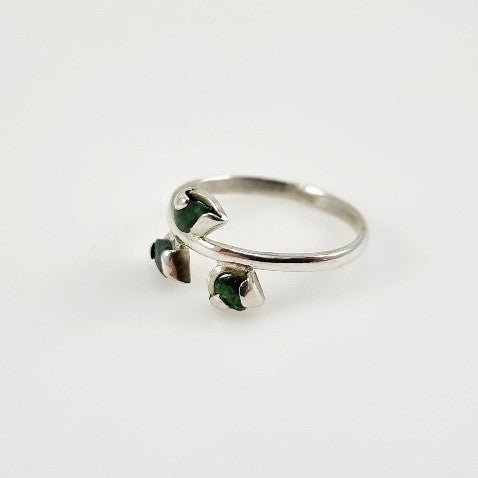 Anillo de Esmeralda en Plata 925 detalle del engaste en plata y el viso azulado de la piedra - Anillos