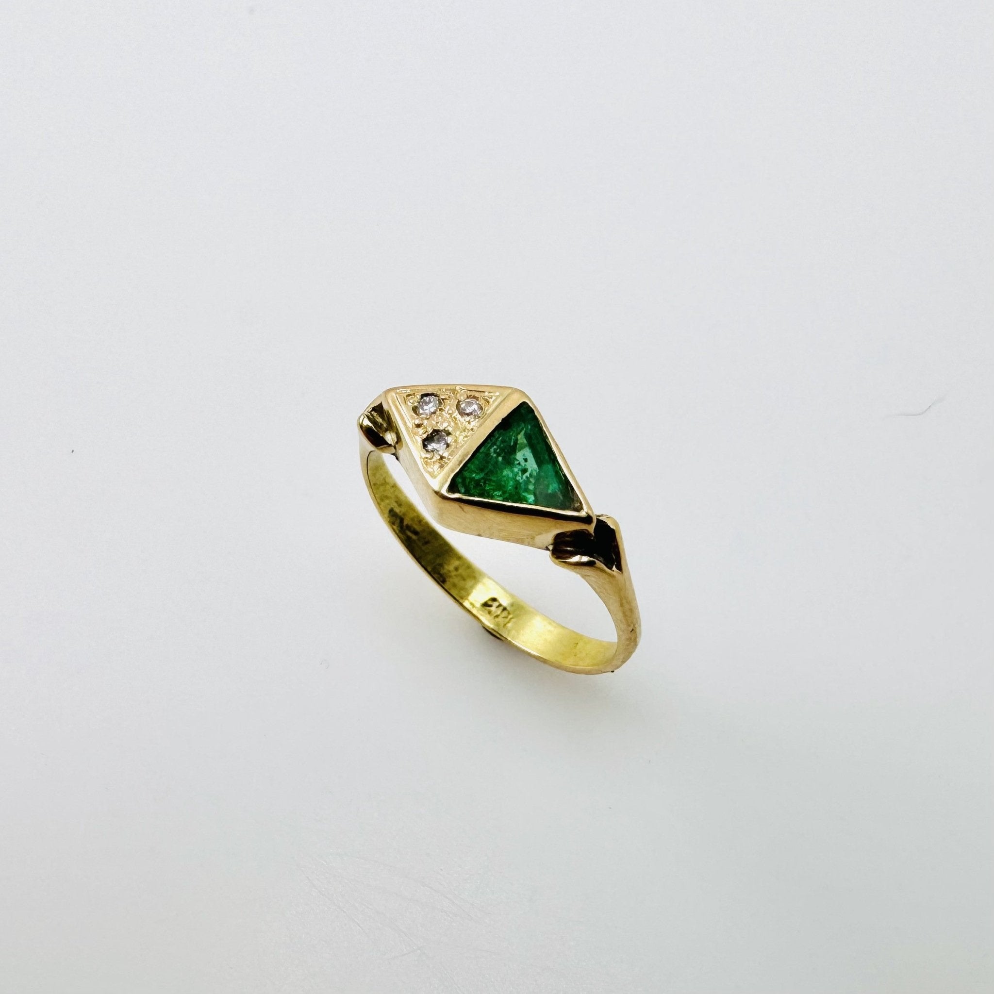 Anillo de Esmeralda y diamantes en oro 18 k - Anillos