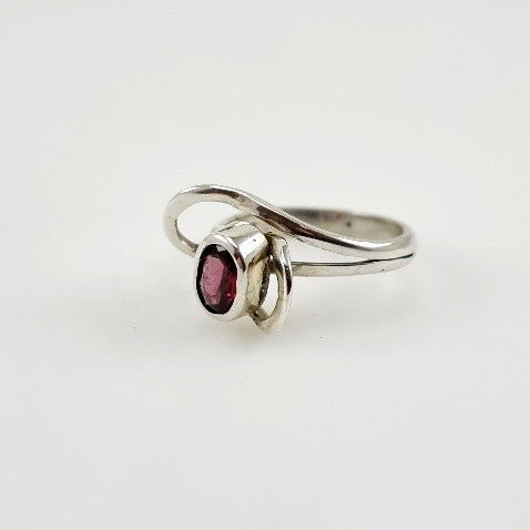 Anillo de Granate en Plata 925 detalle de los elegantes laterales de la banda - Anillos