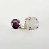 Anillo Granate y Piedra Luna Plata 950 vista frontal del diseño abierto y engaste de grifas.- Anillos