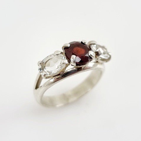 Anillo Granate y Topacio Blanco Plata 925 detalle del profundo carmín y el destello cristalino. - Anillos