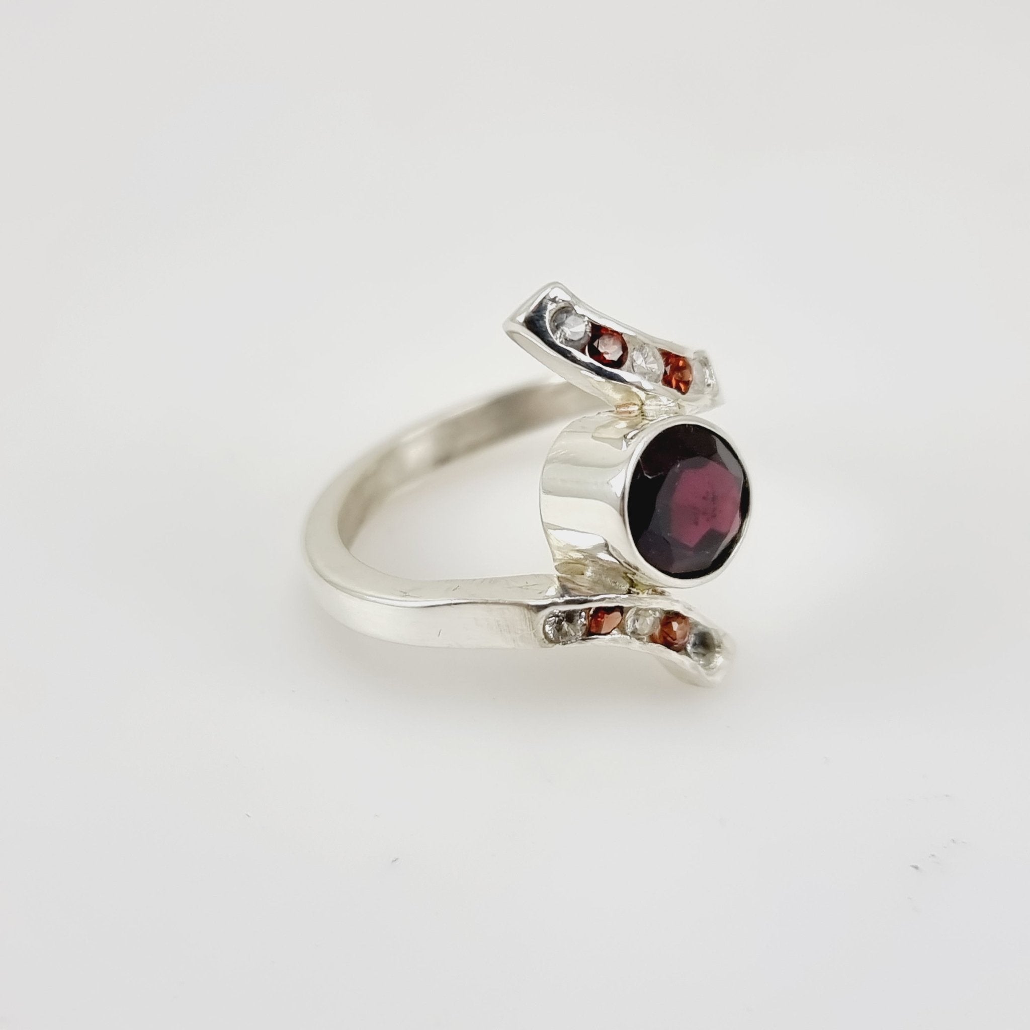 Anillo de Granate y Topacio Blanco - Anillos