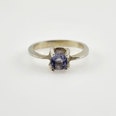 Anillo Iolita Plata 950 vista frontal detallando la gema redonda y el delicado engaste de grifas - Anillos